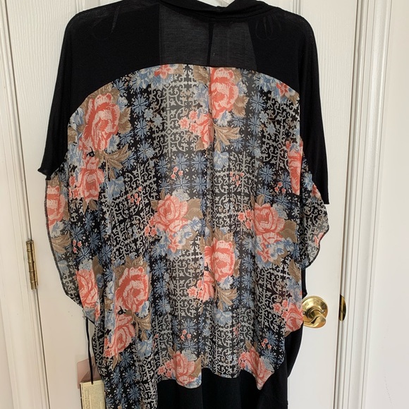 Forever 21 Black with Sheer Floral Back Kimono - Picture 3 of 7